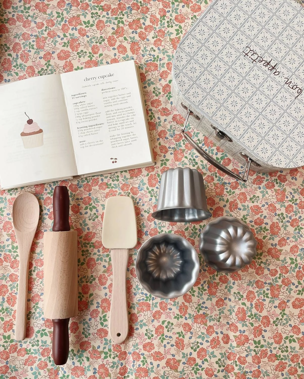 Madeleine Baking Set In Brown